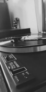 Užitak slušanja muzike na gramofonu –  Povratak u doba vinila