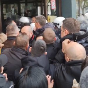 Opozicija blokirala ulaz u zgradu suda, haos u Novom Sadu