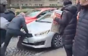 Automobilom gurao učesnike blokade ispred Poljoprivrednog fakulteta u Zemunu