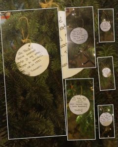 Božićno drvce u Zagrebu postalo simbol političkih poruka “Gdje je moj otac?” i podijeljeni glasovi