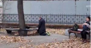 Drama u Novom Sadu: Učenici blokirali gimnaziju, direktor klečao satima u dvorištu