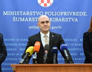 Skandal koji je potresao Vladu: Ostavka ministra zbog incidenta s pištoljem