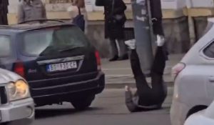 Automobilom teško povrijedio studenticu u Beogradu prilikom odavanja počasti poginulima u Novom Sadu