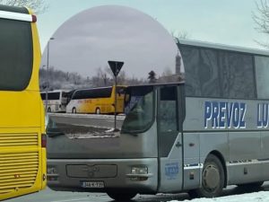 Autobus iz Republike Srpske kamenovan pri povratku sa Vučićevog mitinga u Sremskoj Mitrovici