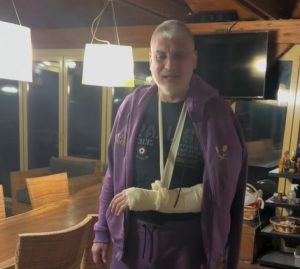 Čedomir Jovanović sa slomljenom rukom i kroz plač se javio na svom profilu