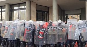 Incidenti u Novom Sadu, građani gađali policiju jajima