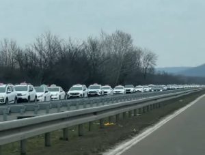 Na stotine taksista iz više gradova došli po studente koji su pješačili u Kragujevac