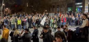 Beograd na nogama: Studenti pristižu, vlast podiže barikade