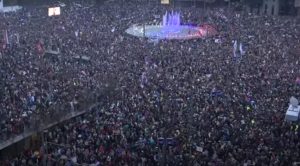 (FOTO – VIDEO) Masovni protesti u Beogradu: Hiljade građana poslale jasnu poruku vlastima