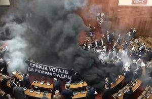 Tuča i dimne bombe u Skupštini Srbije, poslanica doživjela moždani udar od šok bombe