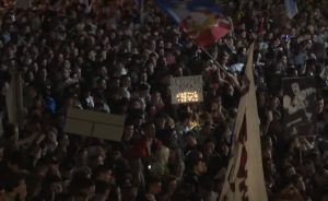 Ispred zgrade i dalje svjetla, u studijima mrak – Studenti i građani ispred RTS-a