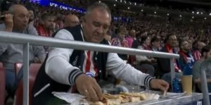 Kako je ovo sve unio? Viralni navijač Atletica ponovo pravio sendviče usred utakmice Lige prvaka
