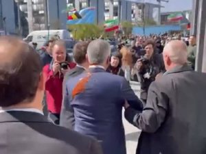 Cijena podrške napadima Amerike i Izraela: Reza Pahlavi poliven crvenom bojom nasred ulice