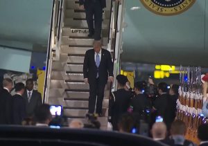 Donald Trump dočekan u Kini: Na aerodromu upriličena posebna ceremonija