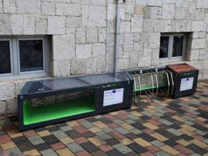 U centru Bihaća postavljena pametna solarna klupa