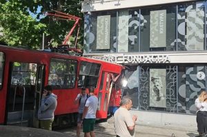 Stravična nesreća u Beogradu: Tramvaj iskočio iz šina i udario u zgradu, među povrijeđenima i dijete