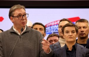 Politički maskenbal u Srbiji: Nakon što Vučić podnese ostavku, državu preuzima Ana Brnabić