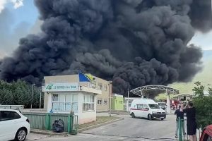 Ogroman požar na mostarskoj deponiji Uborak, građani upozoreni da ne izlaze vani zbog dima