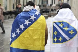 U selu kod Livna zapaljeno 13 zastava BiH i RBiH: Mještani ih postavili zbog Mundijala, ali su nekome smetale