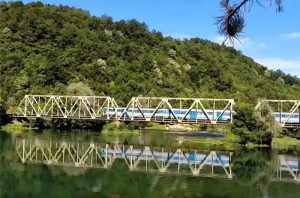 Nakon 13 godina počinje saobraćati redovni voz na relaciji Bihać – Bosanska Otoka: Poznate i cijene karata